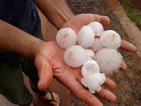 Chuva de granizo com pedras de gelo do tamanho de uma laranja assusta moradores de Itambé, Floresta e Campo Mourão